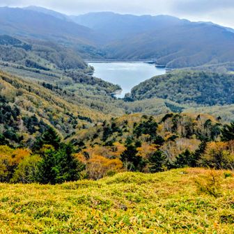 大菩薩湖を正面に見下ろす
ここでも紅葉が山肌を下る様子がわかる
