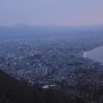 牛の背山の展望スポットから朝もやの函館市街。かなたのポコっとしたお山は。。蝦夷駒ヶ岳かな。