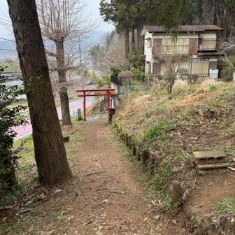 鳥居が見えたら後は消化試合。
藤野の駅まで歩きます。