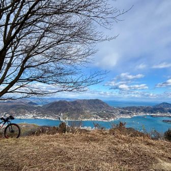 東には因島の全景と生口橋