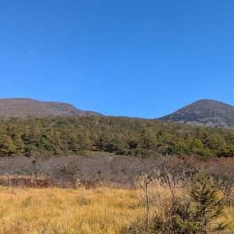 沼原湿原まで無事下山。右が白笹山、左が南月山