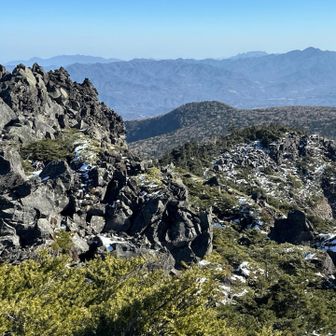 まだあんなに岩々ゾーンがある💦
雪に埋もれてる箇所やスッポリ空いてる箇所があるので一歩一歩ストックで確認しながら進みます。