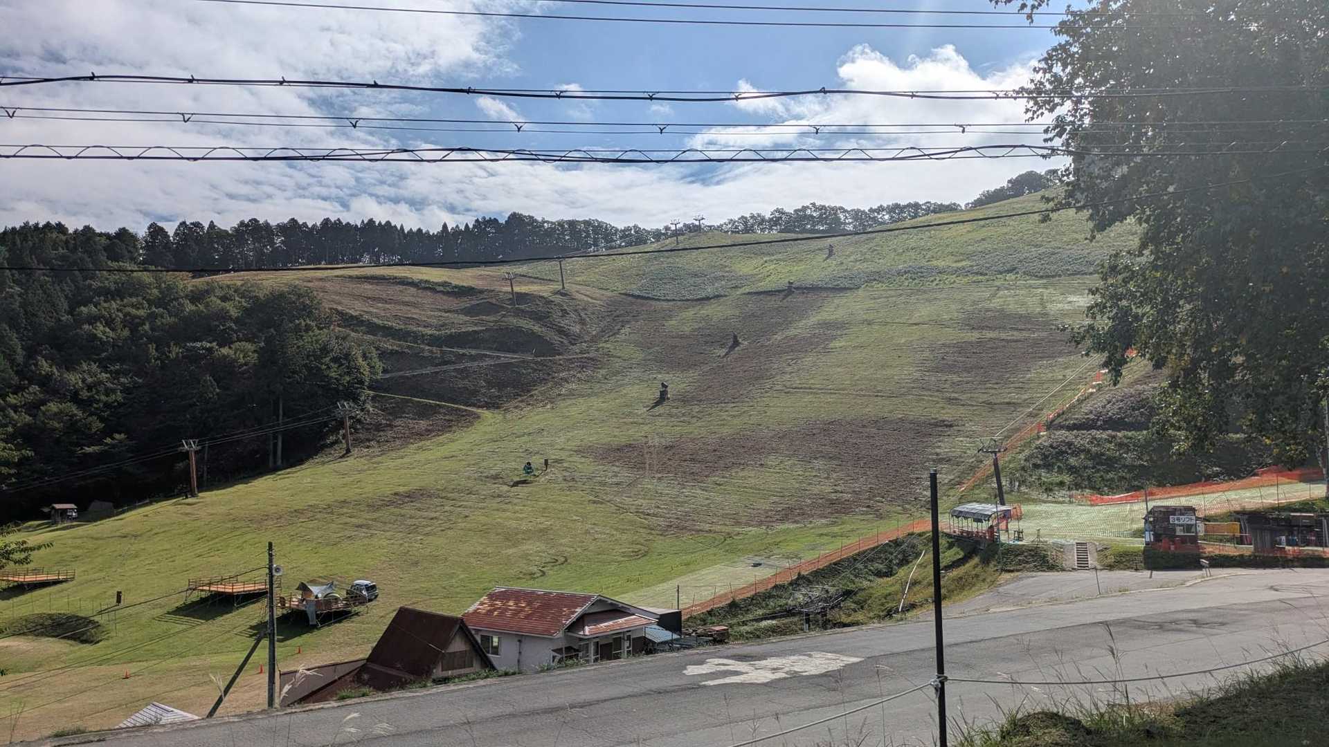 スキー場では草刈りをされていました