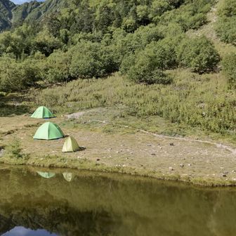逆さ北岳が映る白根御池のキャンプサイト