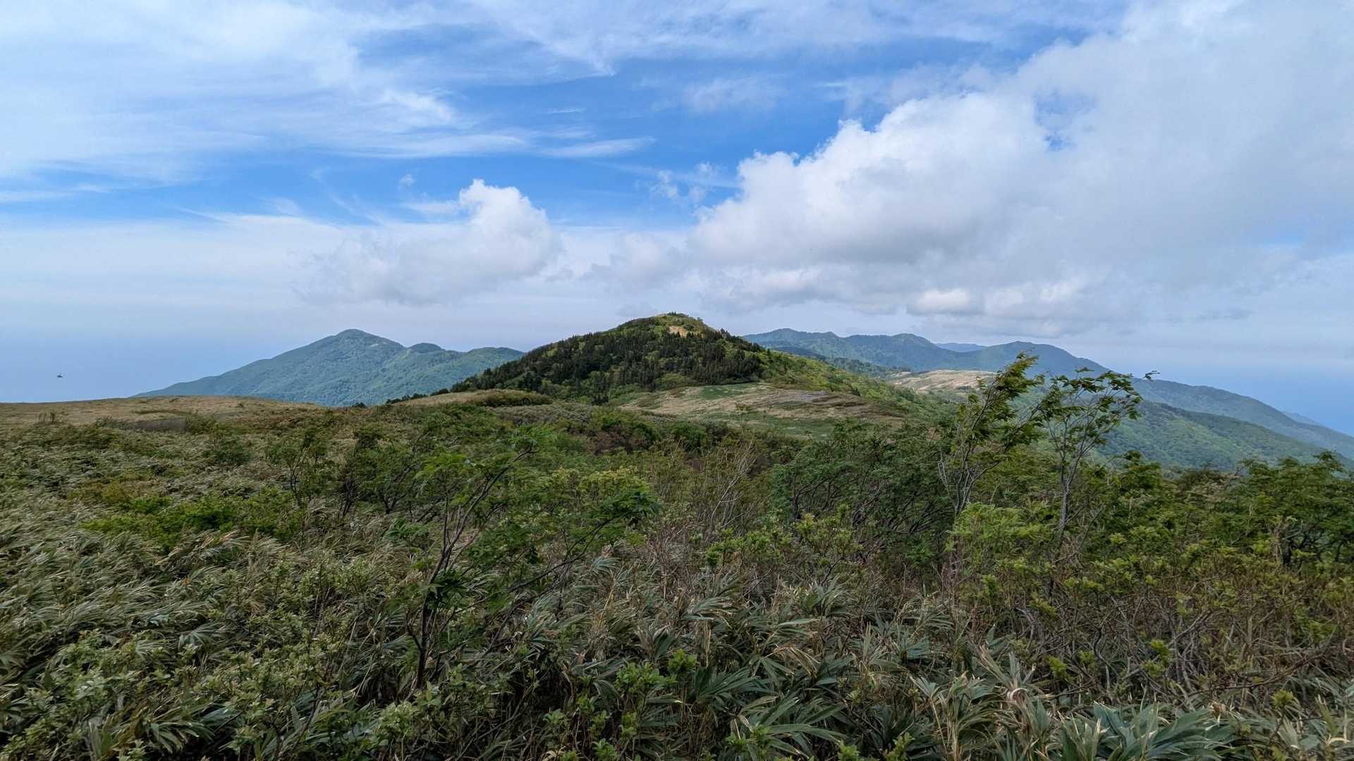 と！
突然、このように開けるのです😳
思わず、大きな声で歓喜の叫び🤭
今から歩く稜線です。
さて、バックにある山並み、右に行くのか左に行くのか🤔