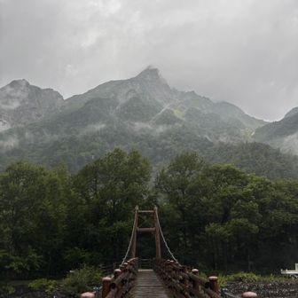 雨にけむる明神岳