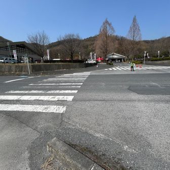東口駐車場へ渡ります🅿️
ちなみに、この案内のおじさんにそっちに停めろと言われたので停めました😇