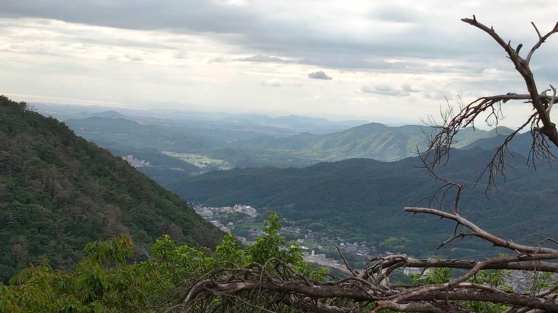 水晶山手前のﾀﾞｲﾔﾓﾝﾄﾞﾎﾟｲﾝﾄは瀬戸内海も見えて眺望良かったのですがこの付近と水晶山は以前歩いた事があったので…その先の瀬戸内海が見えるちょっと眺望のﾎﾟｲﾝﾄから…😚
この後無事🅿️まで戻って、本日の大人?の川遊び💦👣は終了で〜す😁
最後まで見て頂き有難うございました〜😆