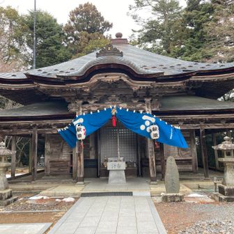 本堂にお参り
風が強く、立ち止まると寒い😨
