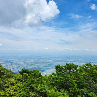 しばらく歩いて次ピーク🔺
流石標高900近いと見る景色は拍手喝采(*’ω’ﾉﾉﾞ☆ﾊﾟﾁﾊﾟﾁ