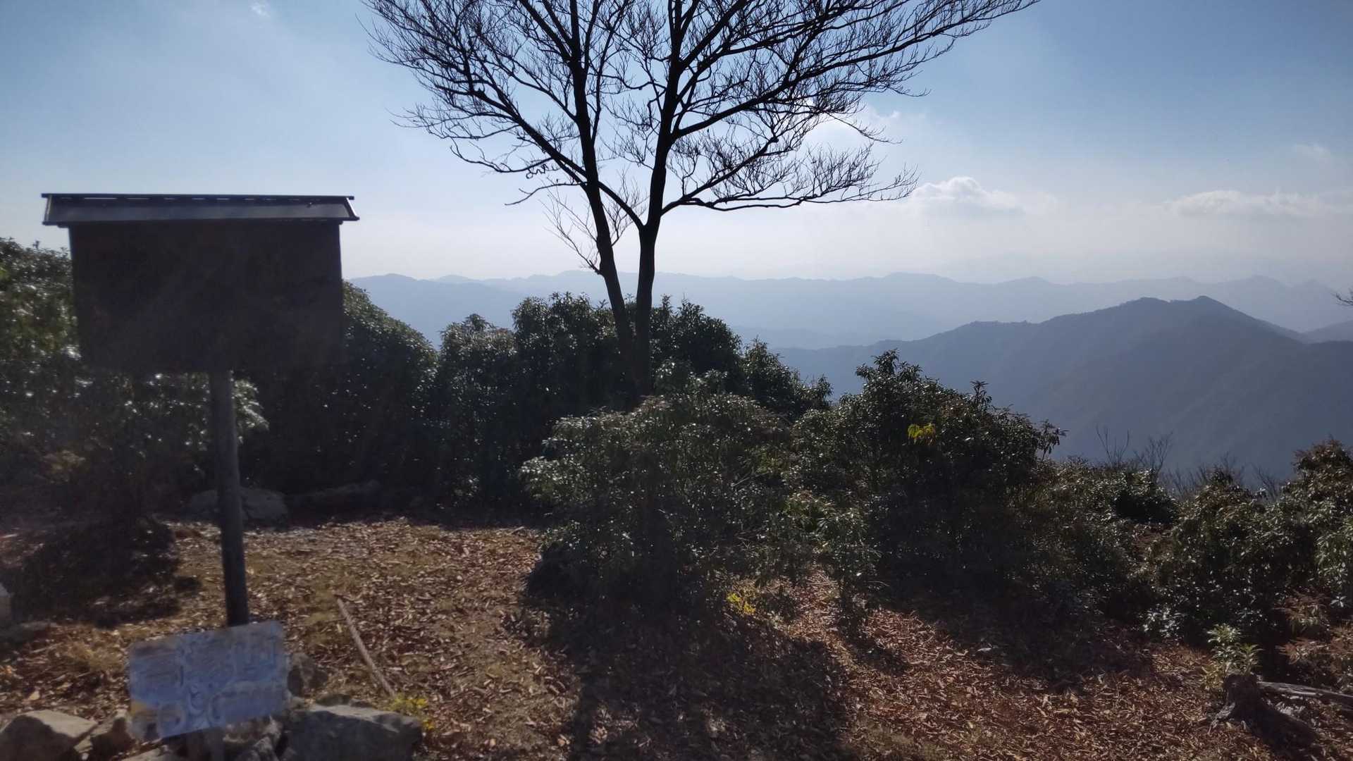 高塚山山頂　到着(day2)
右手に仰烏帽子山方面？