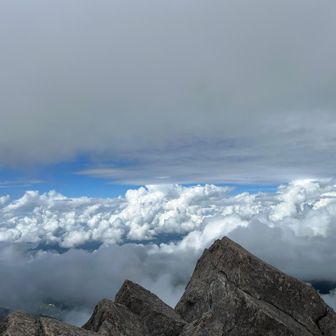 稜線にでると雲海とガスの中、青空も垣間見える。