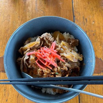 私はジビエ丼🥢