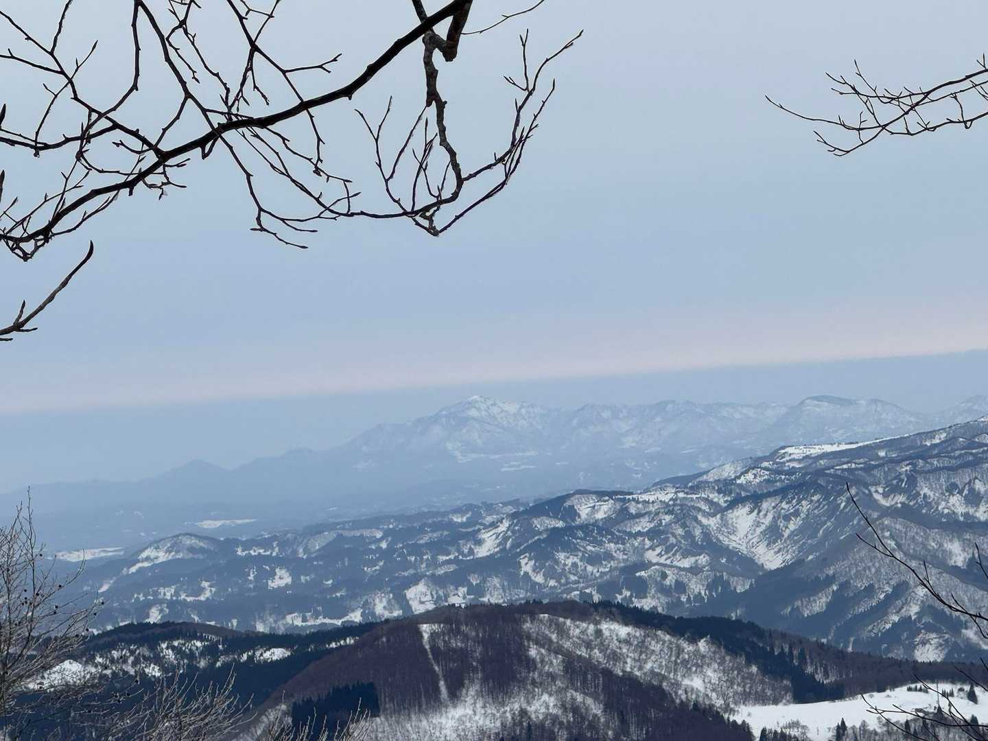 海が見える。
手前に小高い山が見えますが何という山なのかは分かりません。
もう少し北東に進むとサービスエリアの名前でも知られる『米山』がいると思いますが、この山が1400m弱だとすれば、1000m弱の米山は海沿いと考えればそこそこ標高です。