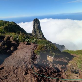 南峰と小槍（と私が呼んでるだけ）。南峰への道は立入禁止