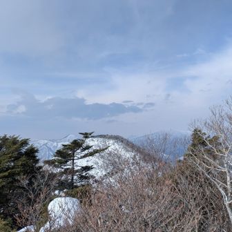 手前御巣鷹山（小黒姫山）、奥に雨飾山、焼山