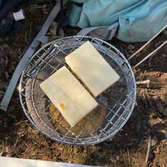 腹減ってます♪
とりあえず餅を焼く、醤油忘れてしまい
梅干し果肉で食べる、なかなか美味し