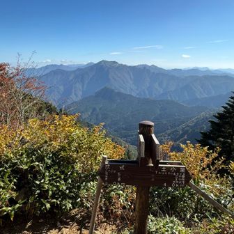 向こうに見える山は、この日の午後登る瓶ヶ森。