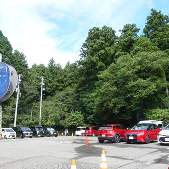 これは神社の参拝用駐車場。お手洗いがあります。