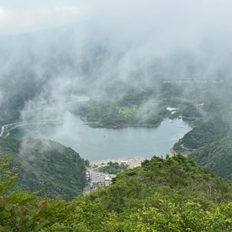精進峠展望ポイントでランチ

最初はガスってたけど、みるみるうちに
