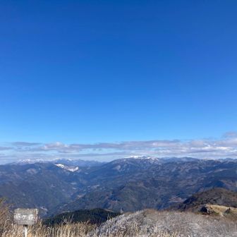 そして山頂
風がなく、雪もそんなにないのでポカポカ