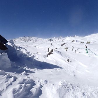 頂上手前。ものスゴイ風が・・