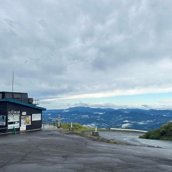 有料道路の開門は8時です。10分前に到着するとすでに十数台の車列ができてました。開門時間より少し早めに進みだし通行料2000円払ってリフト乗り場にある駐車場へ。
準備やトイレ済ませて出発です。
