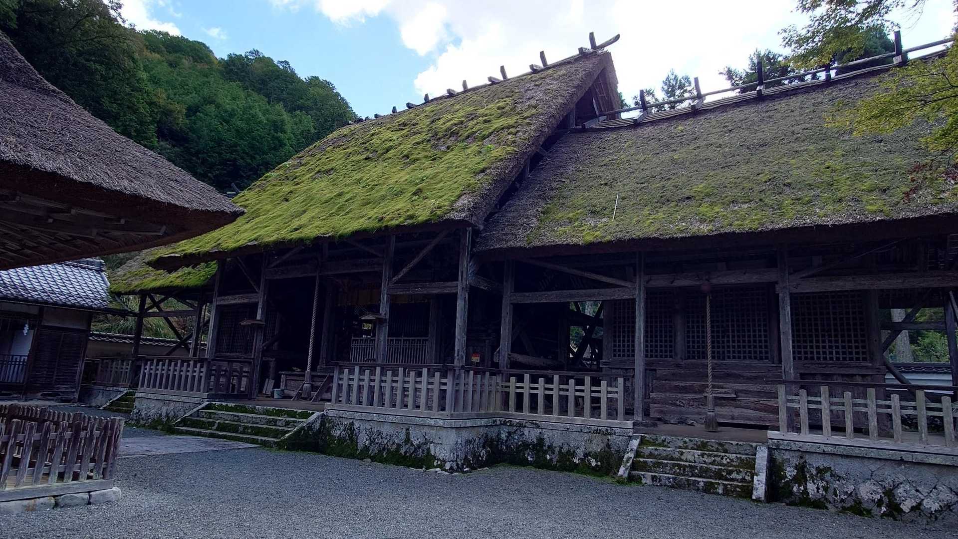 茅葺きの趣が漂う摩氣神社