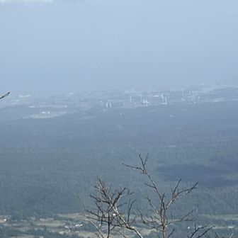 日本海の海岸線だと思うけど、もやっている