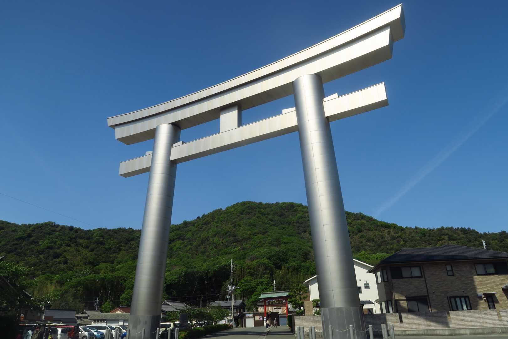 今日は鹿嶋神社から登ります。
チタン大鳥居。1998年建立で耐久年数1500年なので3498年までもちます。