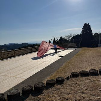 ハンググライダーの飛行準備をされてる方がいらっしゃった