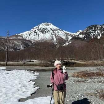 もう少し先に行くとちゃんと河原に降りられます
焼岳をバックにピースサイン✌️