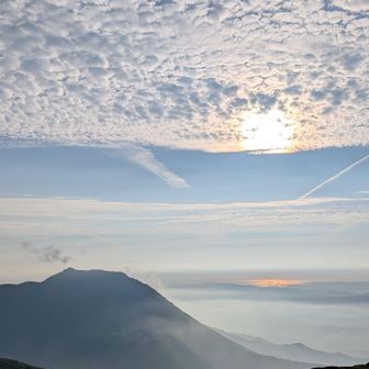 稲星山から見る大船山
うろこ雲が阿蘇までずーーーと広がっていた✨
別府湾もキラキラ✨️