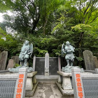 なんだか天狗さん達の後ろの葉っぱの色が変わって来ている、もう夏も終わりと思うとしんみり笑