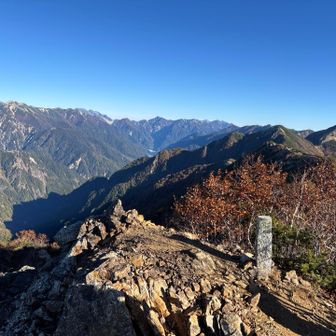 そして本日の百高山1座目は赤岩岳👍
最後の登りはピッケル欲しいくらいの急登でした😌