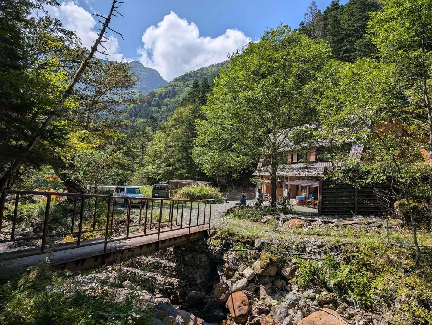 林道を歩いて長衛小屋へ。13:10のバスに間に合うよう、慌ててテントを撤収！