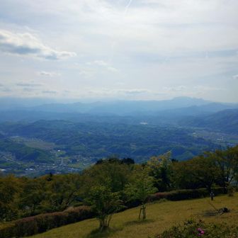 山頂の展望台からの両神山。