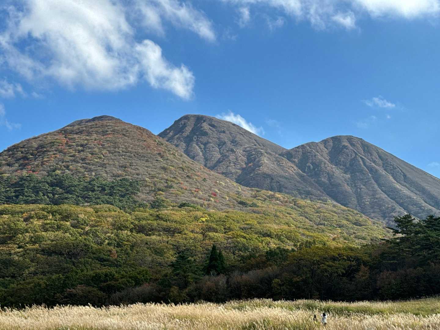 無事下山して駐車場からの指山⛰️三俣山北峰⛰️本峰⛰️