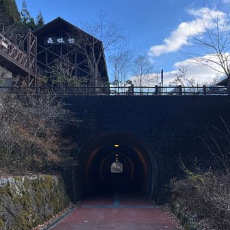 トンネルを通って駐車場まで戻る