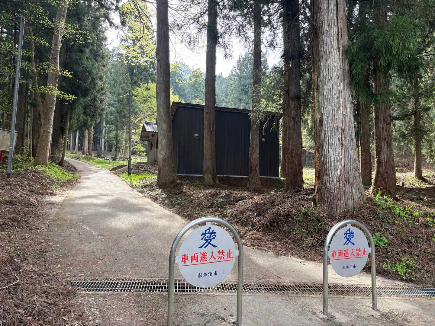 奥の黒い建物の先にトイレ有り
こちらも綺麗なトイレです
（女性用洋式２室）
個室内にザックを置ける棚もあります