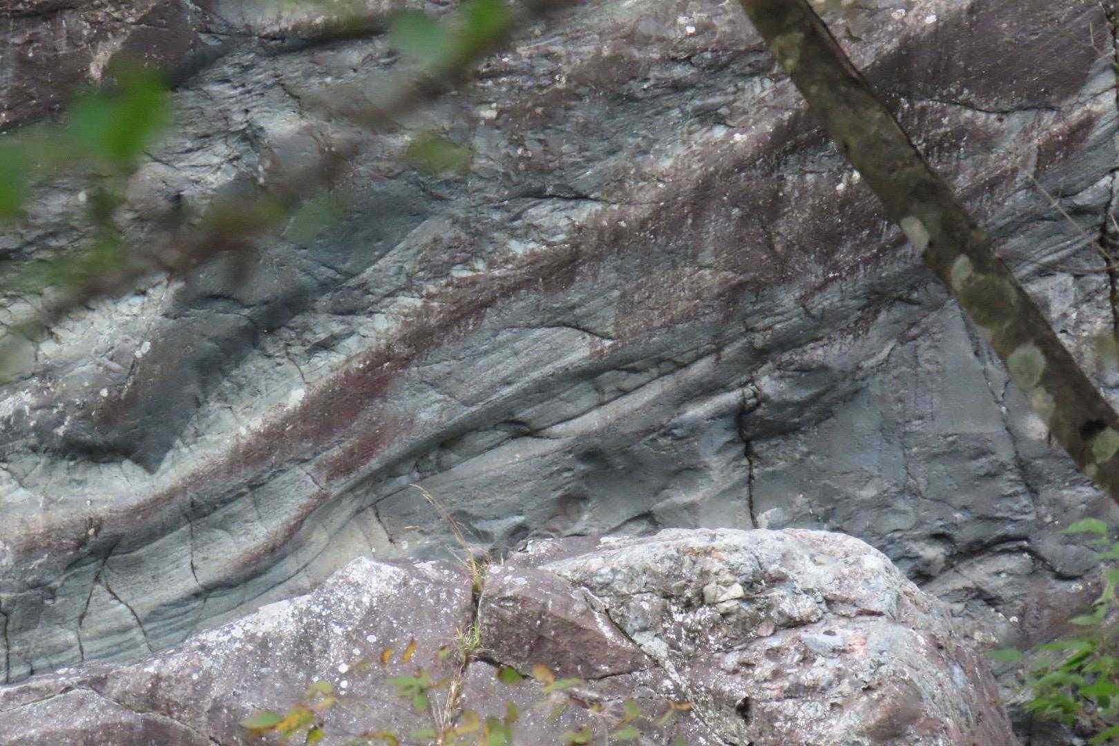 紫や緑の断層