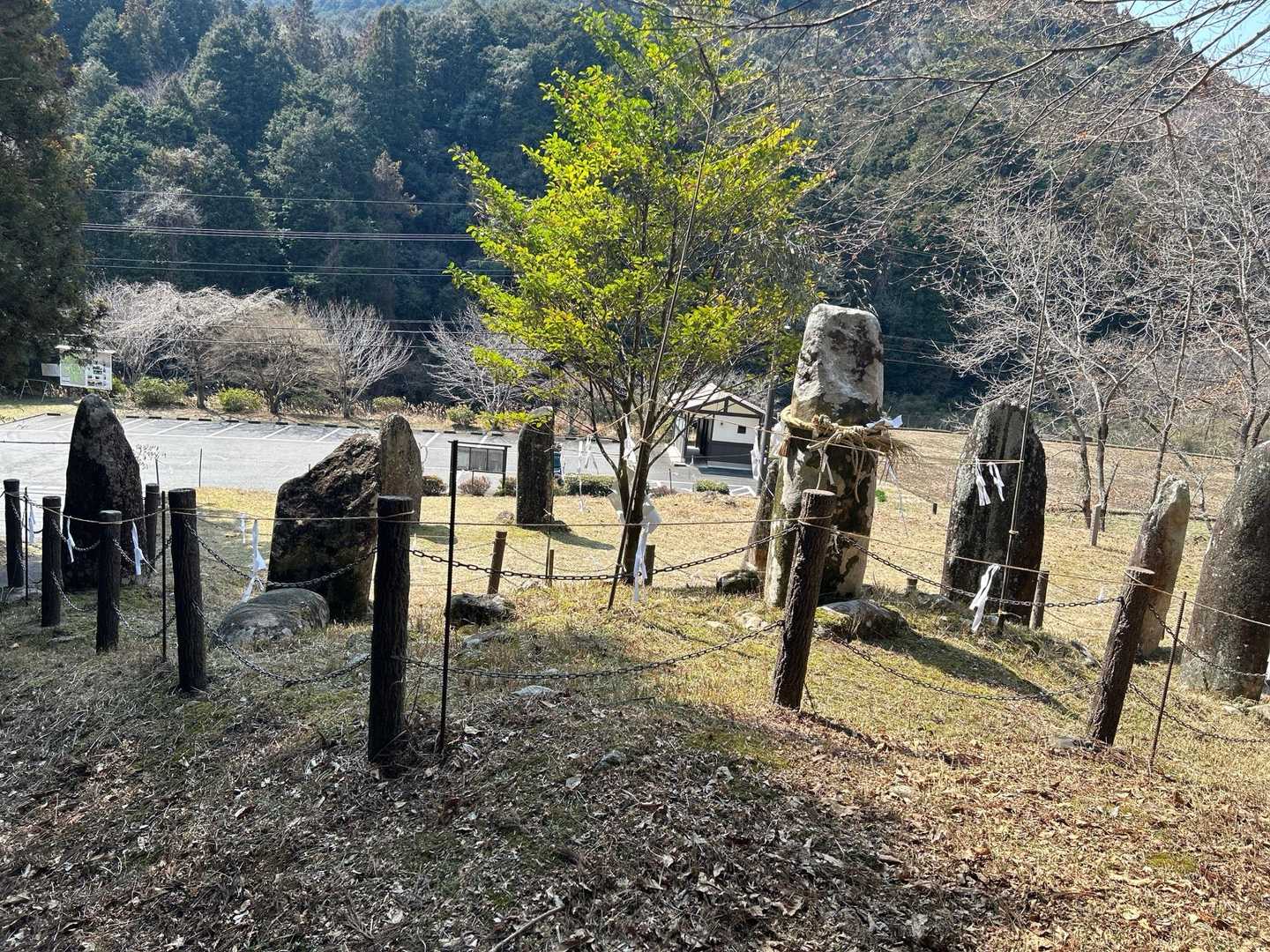 ストーンサークル🪨
奥に県道挟んで駐車場とトイレです