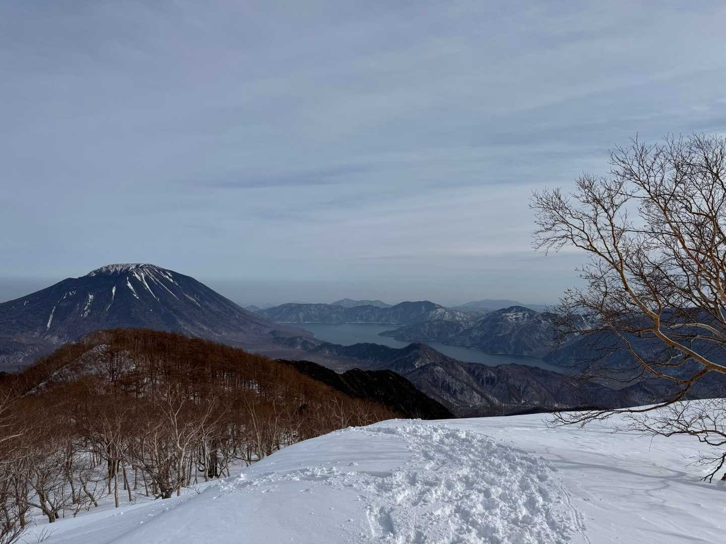 男体山と中禅寺湖。

暗くなる前に、一気に下山しますか。