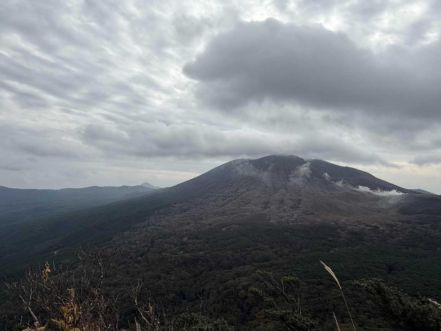 手前は韓国岳
奥に小さく高千穂峰も見える