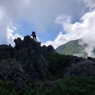 桂月(けいげつ)岳。岩峰。誰かのシルエット