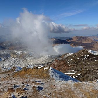 御嶽山や草津白根山みたいに噴火しないか心配なモクモク火口。