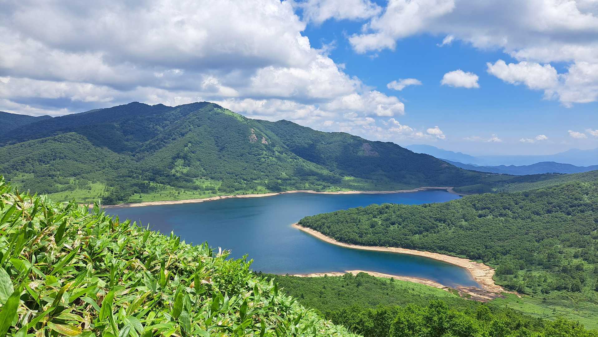 　エビの見晴らし。
　腰を下ろして休憩する広さはありませんでした。野反湖の南側が良く見えています。
