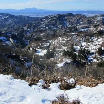萱峠のベンチからの南蛮山、米山と左奥遠くの妙高、火打