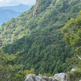 横倉宮の裏手には急峻な岩場があります。これが日室の嶽(現: 馬鹿試し)。対面に見える岩場は日置の嶽(現: 住吉神社)かな？