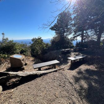 山頂風景。ベンチあり。
